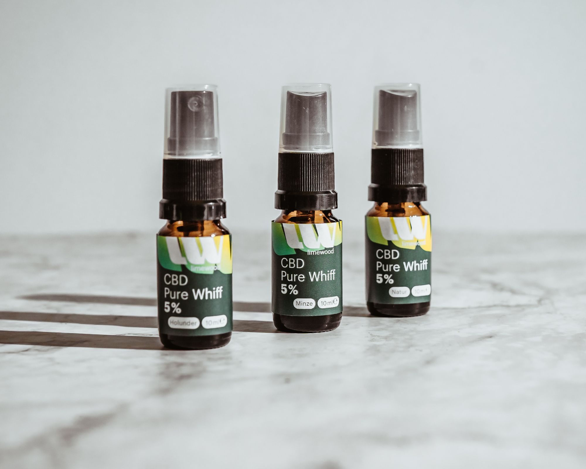 CBD Pure Whiff drei kleine braune Sprühflaschen auf Marmor