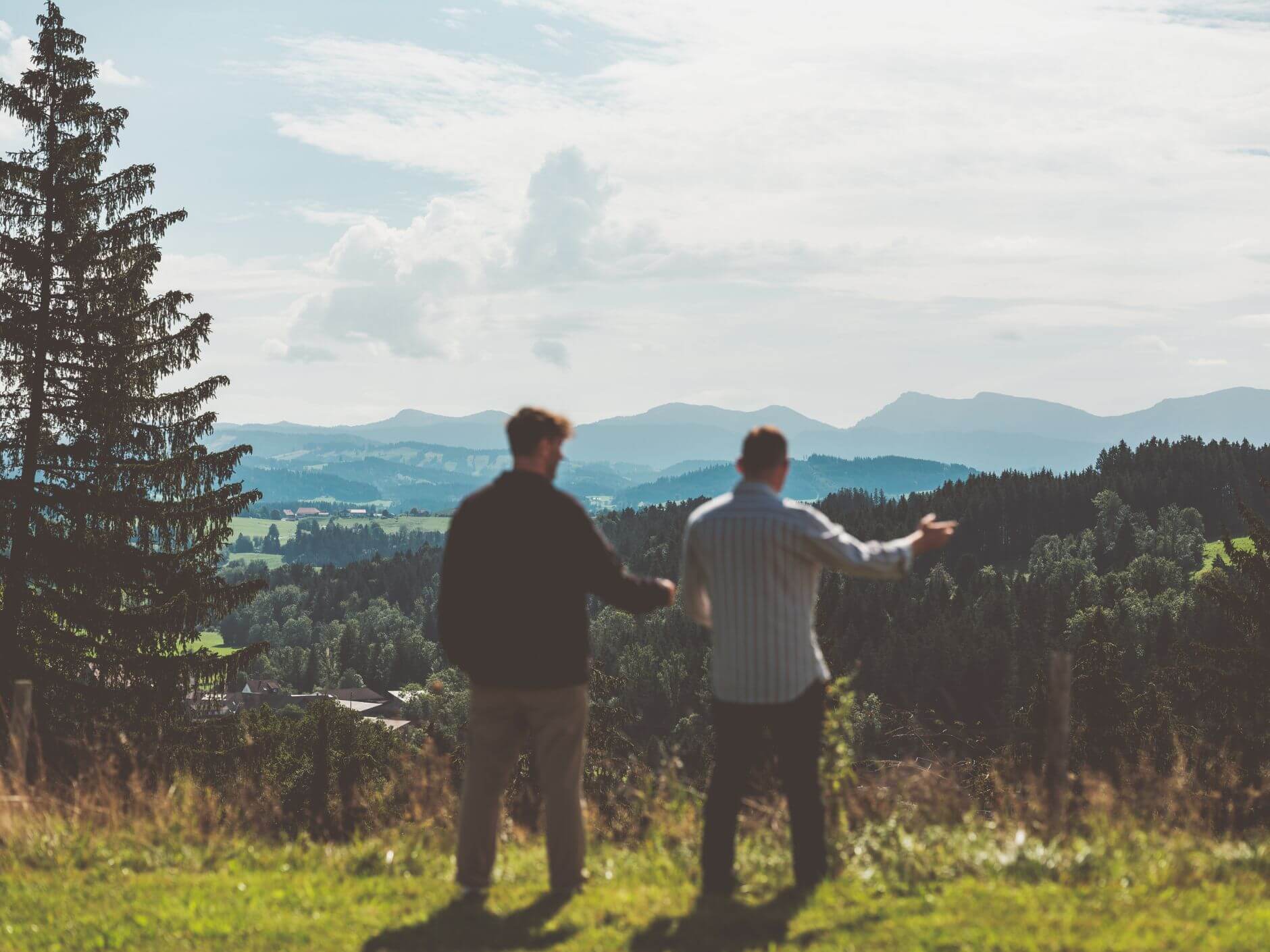 Daniel und Wolfgang mit Sicht auf ein Bergpanorama