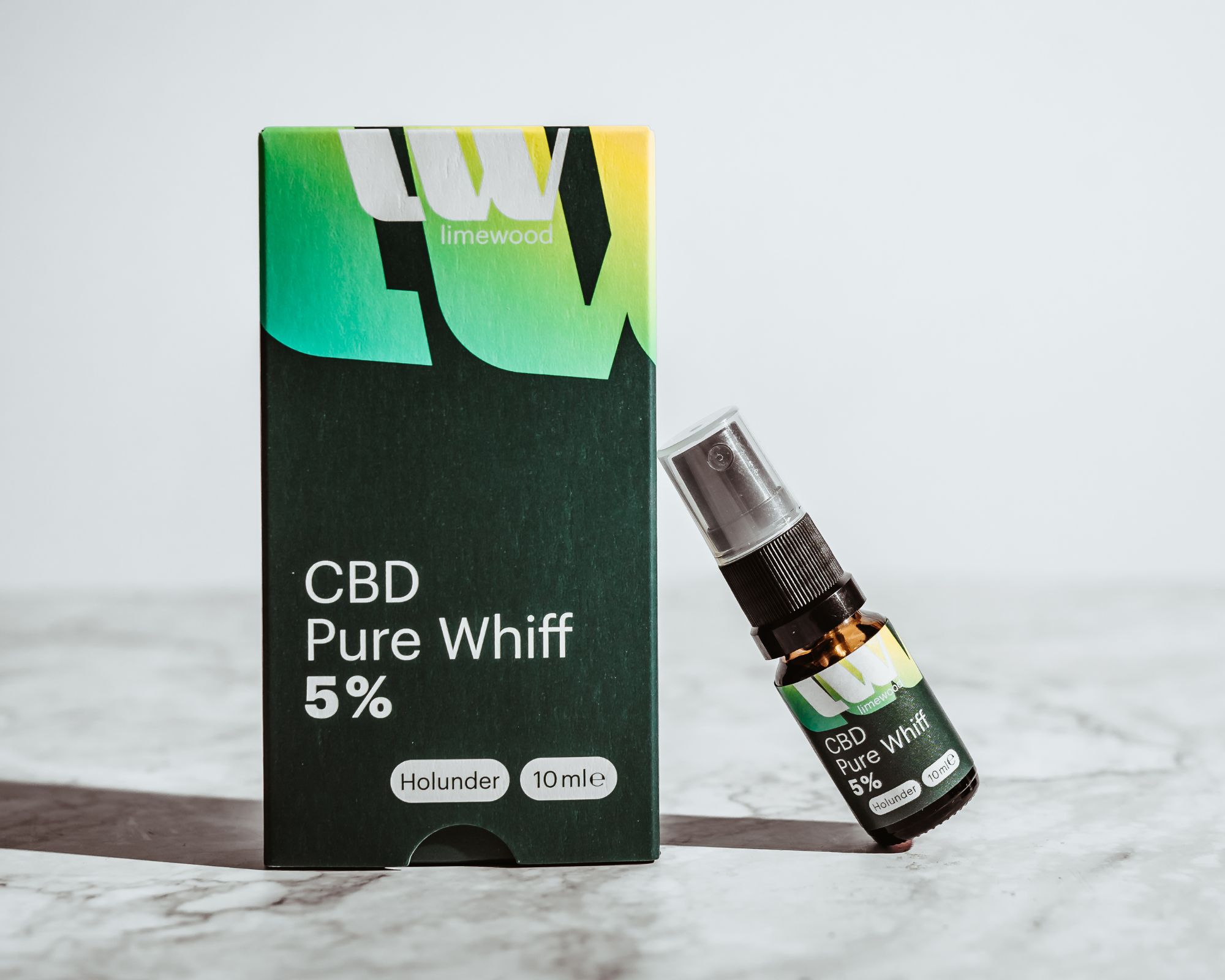 CBD Pure Whiff Sprühflasche lehnt an grüner Verpackung