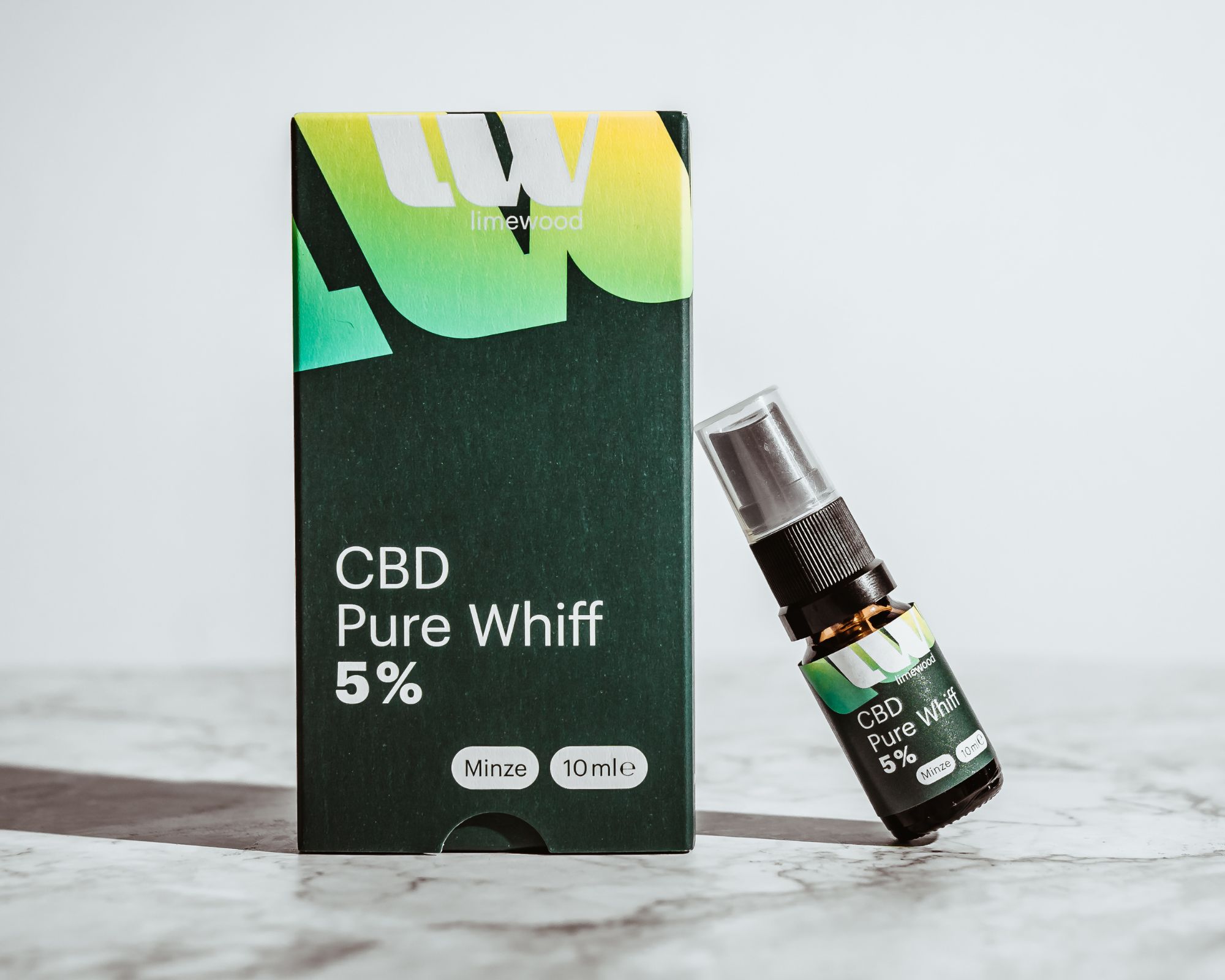 CBD Pure Whiff Sprühflasche lehnt an grüner Verpackung