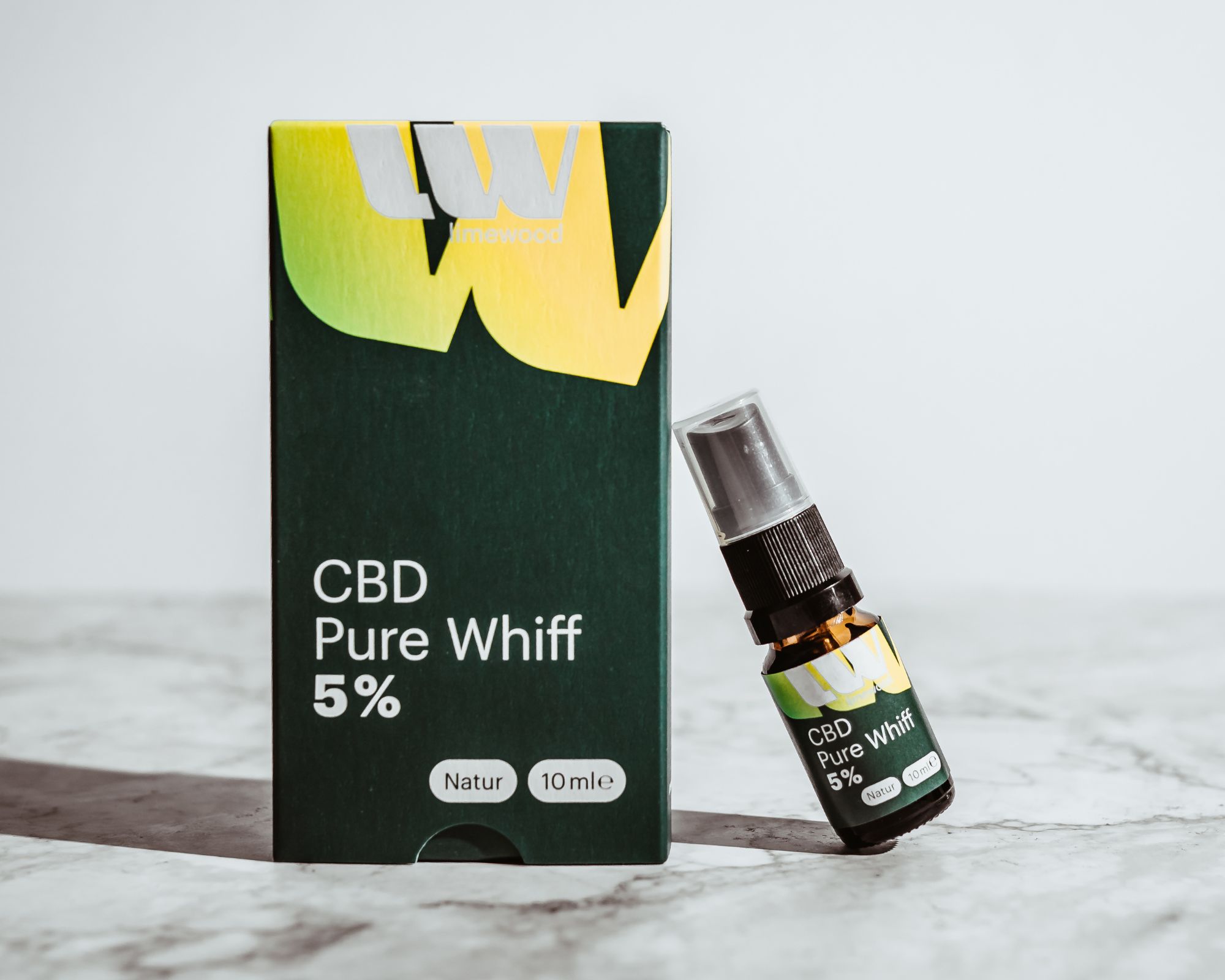 CBD Pure Whiff Sprühflasche lehnt an grüner Verpackung